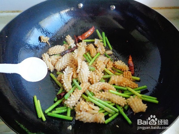 蒜苔炒鱿鱼花怎么做？