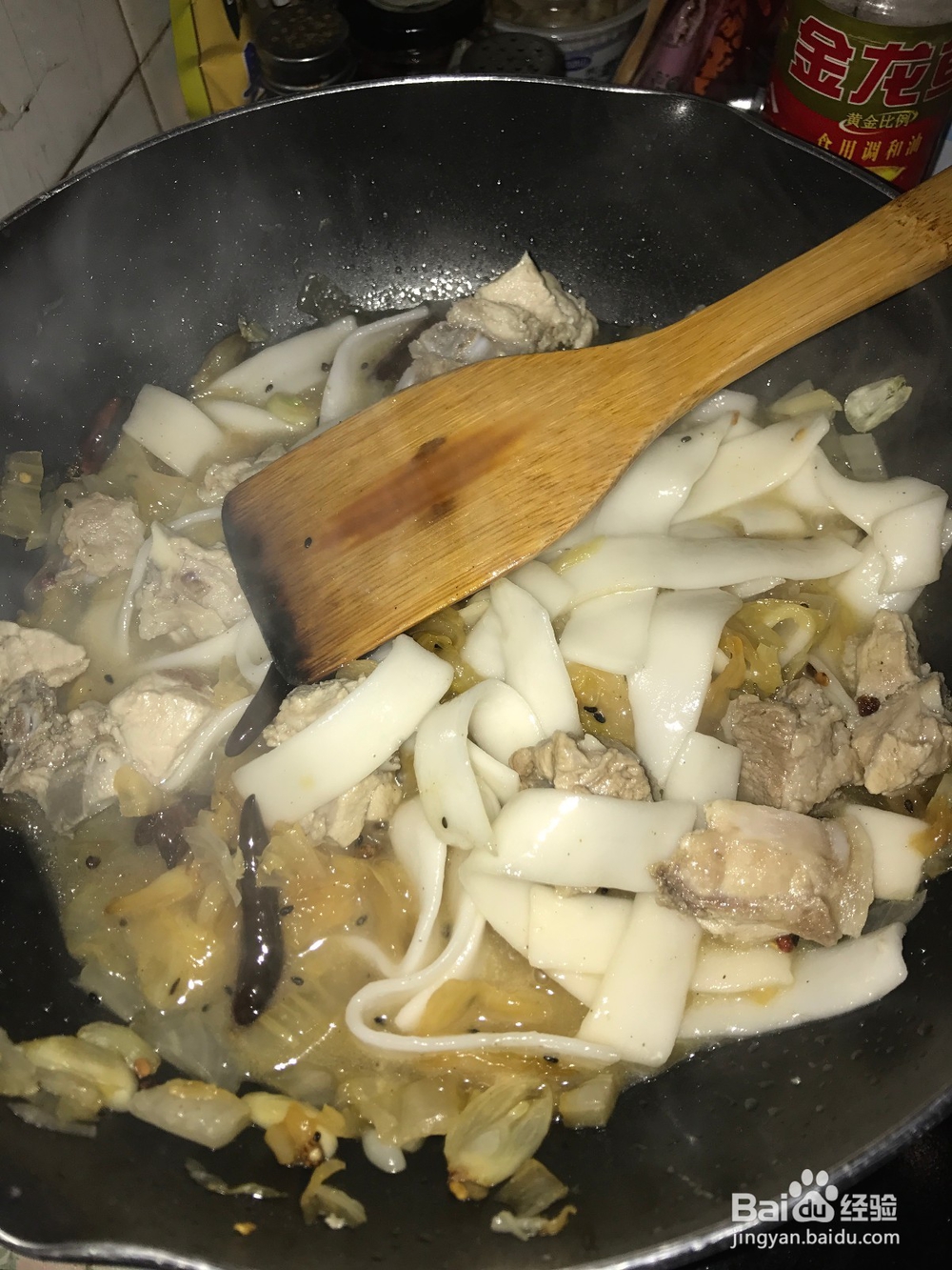 如何制作酸菜排骨炒土豆粉