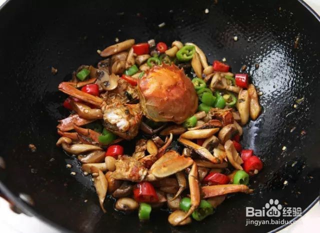 蟹小姐厨房:菌菇爆炒香辣大闸蟹