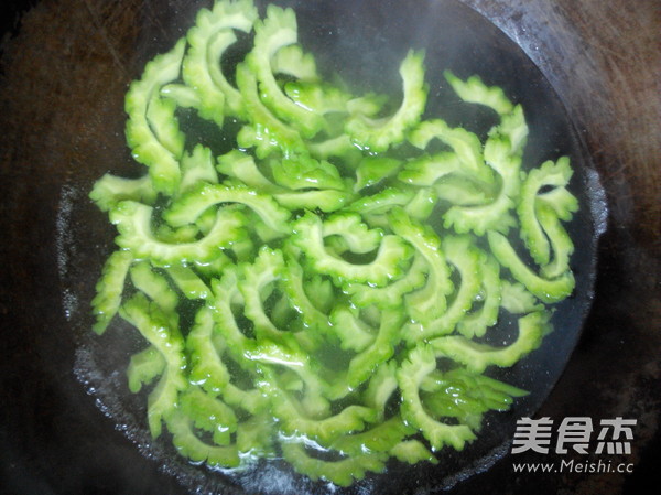 苦瓜炒蛋的做法