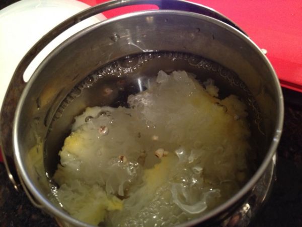 红枣雪梨薏仁银耳汤