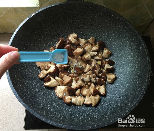 香菇炒鸡胸肉的做法