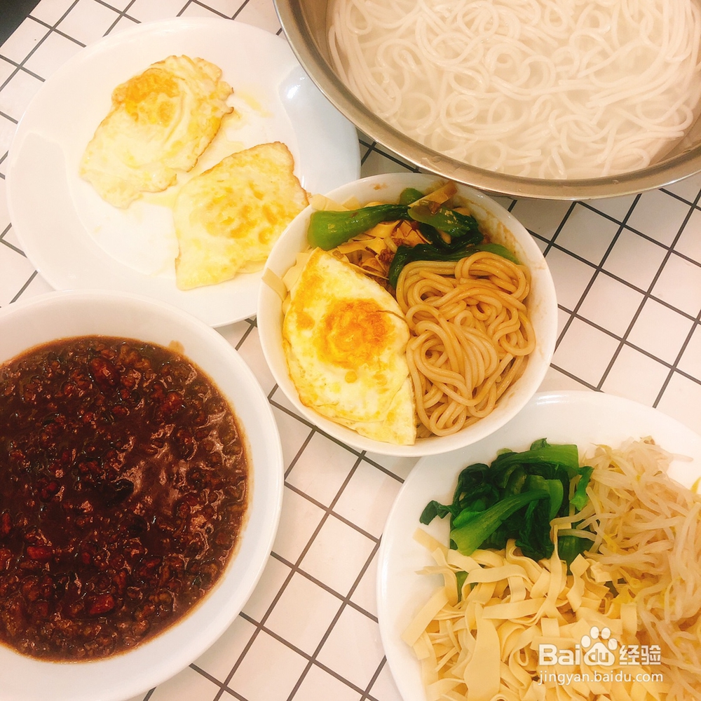 超级过瘾的肉酱煎蛋米线