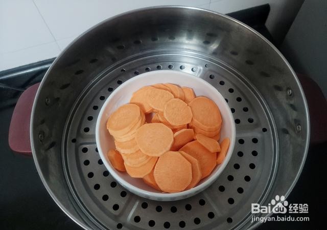 <b>家庭自制红薯奶香糯米棒</b>