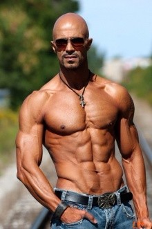 如何快速锻炼出胸肌