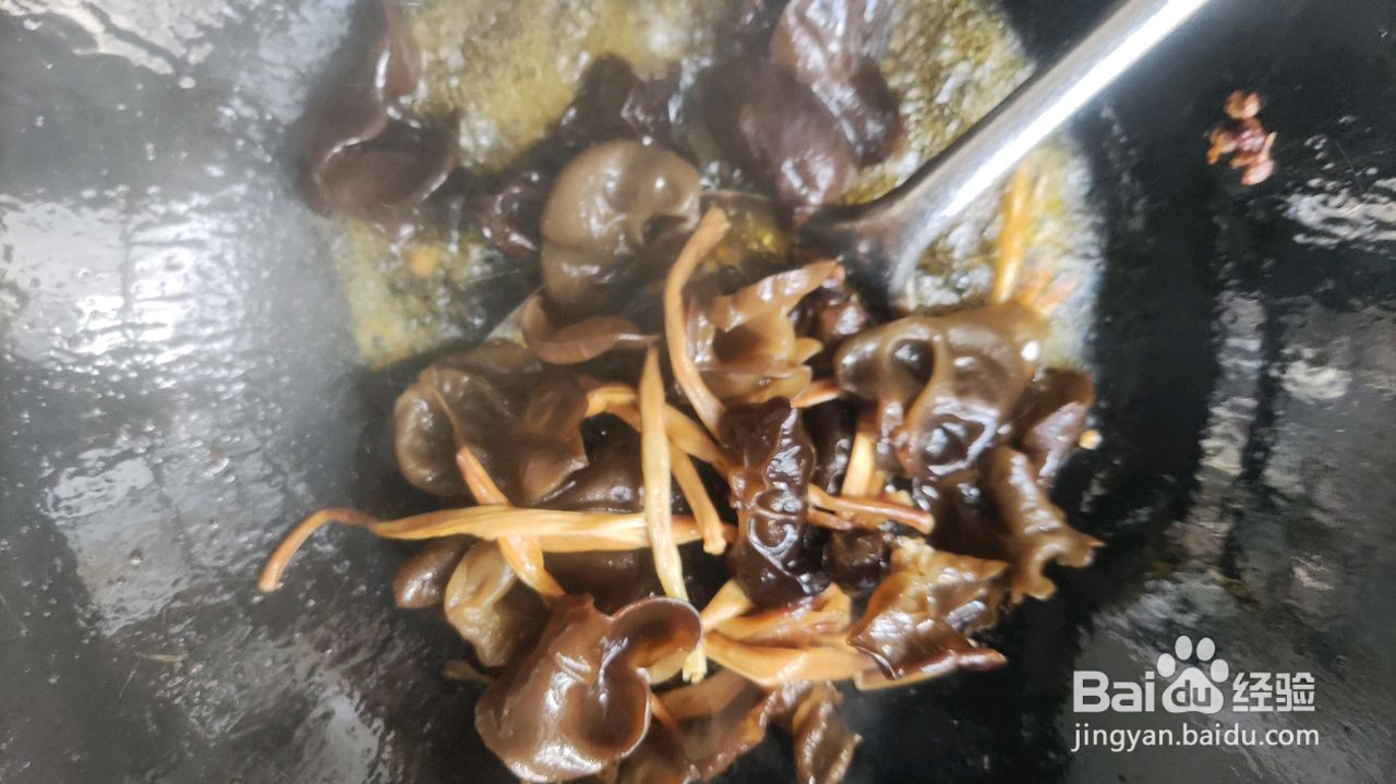 青笋木耳肉片的做法
