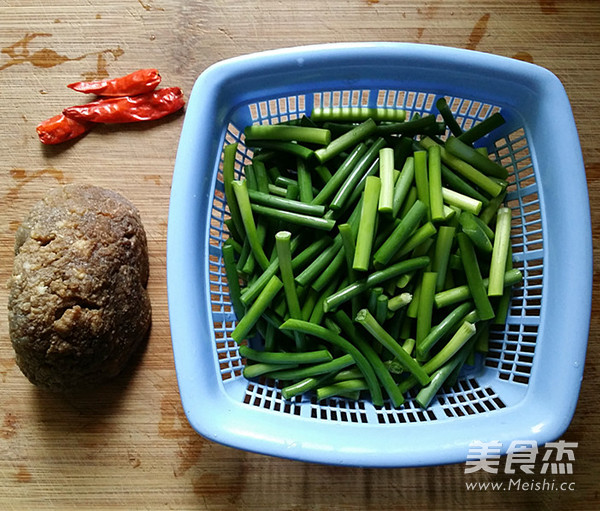 蒜苗炒猪血丸子