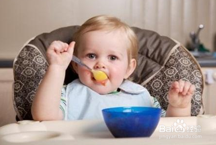 怎样训练宝宝自己吃饭?
