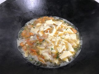 美味的河虾豆腐汤