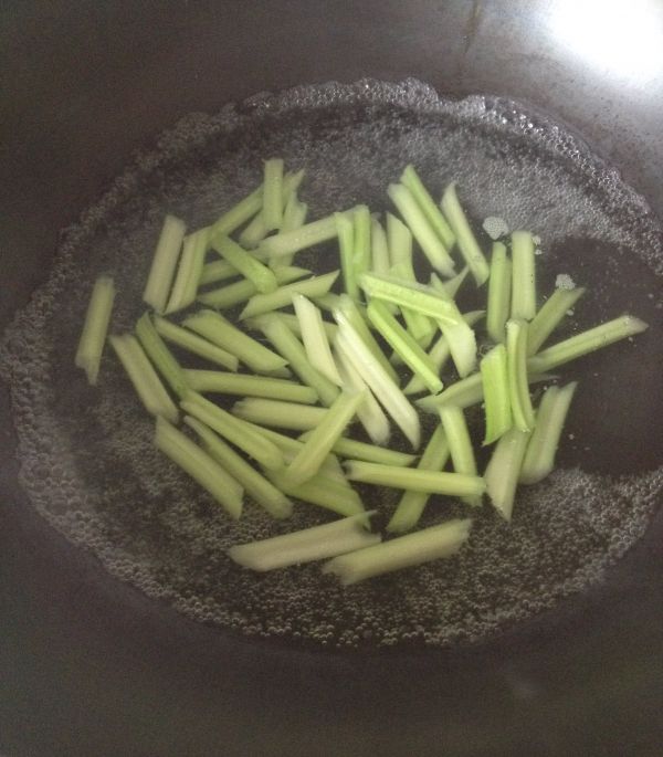 百合腰果炒芹菜