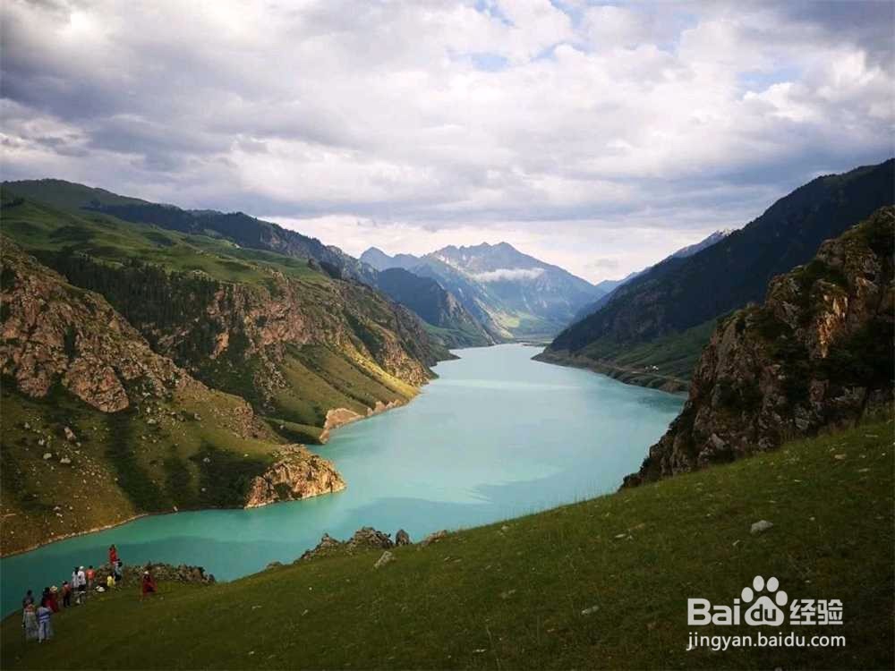天山玉湖：湖水为什么一年四季呈现不同颜色
