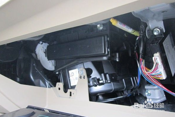 丰田RAV4更换空调滤芯安装教程