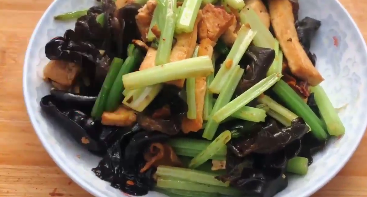 怎么做香干炒芹菜？