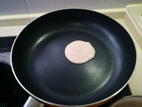 黑全麦松饼配蔓越莓果酱