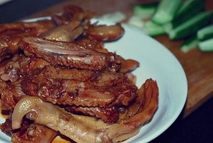 干锅鸭掌的做法