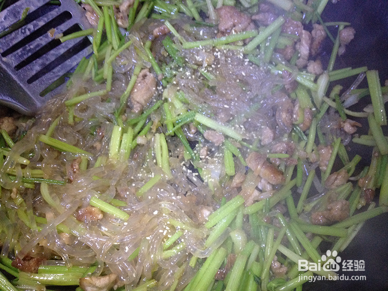 芹菜粉条炒肉丝的做法