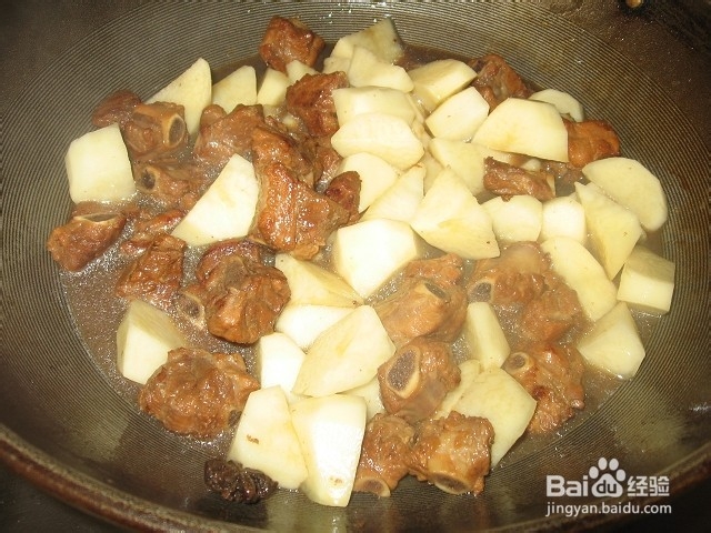 如何做土豆焖排骨