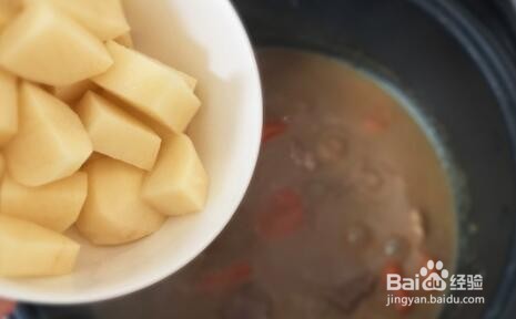 如何自制美味的咖喱土豆炖牛肉