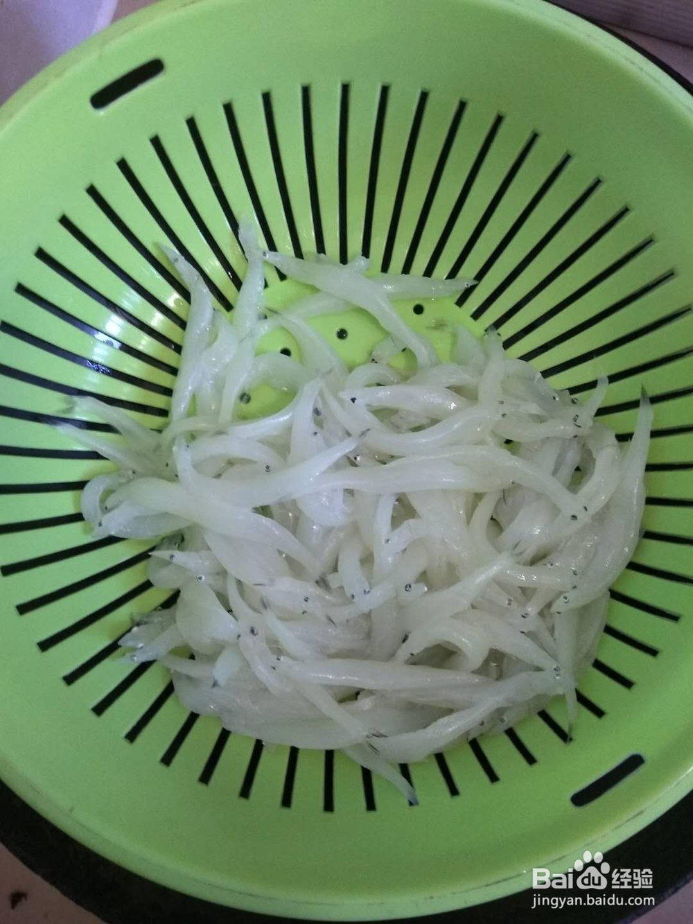 银鱼炒鸡蛋的做法