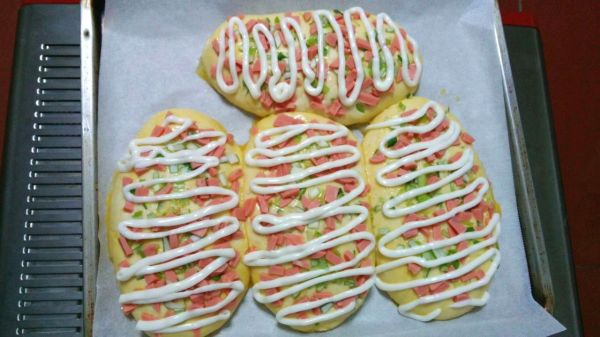 葱香火腿沙拉肉松面包