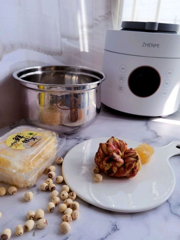 燕窝莲子百合银耳羹