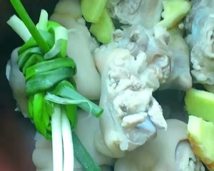 炖猪蹄花儿的做法