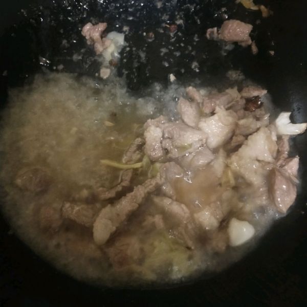 蒜薹肉片白玉菇