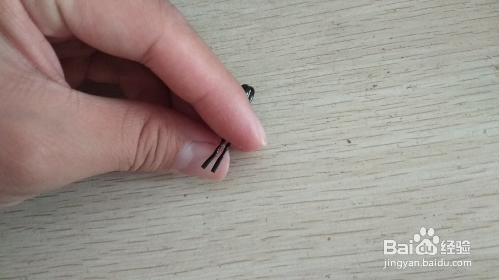 如何用一个数据线绑绳做有凹槽的中性笔的支架