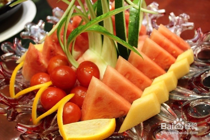 让嘴唇不干裂起皮的小方法