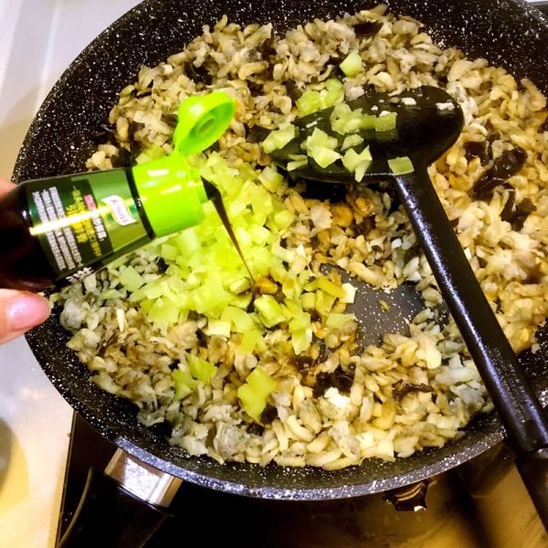 鸡蛋热炒鲜味槐花