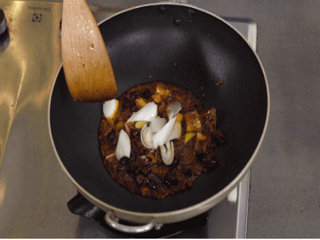 酸菜芋头鸡块煲怎么做?