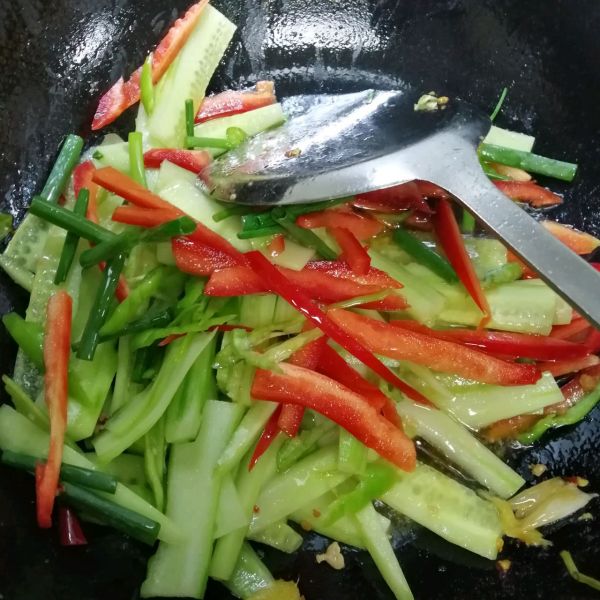 黄瓜辣椒炒肉片
