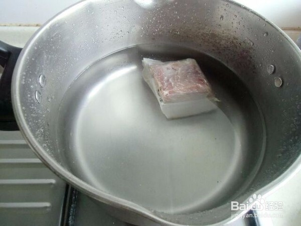 土豆焖咸肉的做法