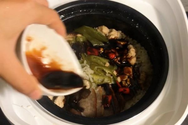 香菇鸡肉煲仔饭