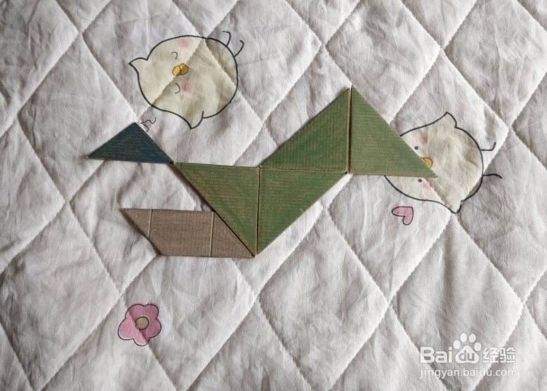 用九巧板怎么拼一个练习游泳的小哥哥呢？