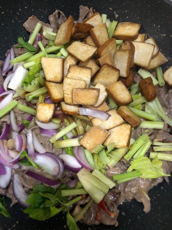 嫩滑牛肉炒芹菜