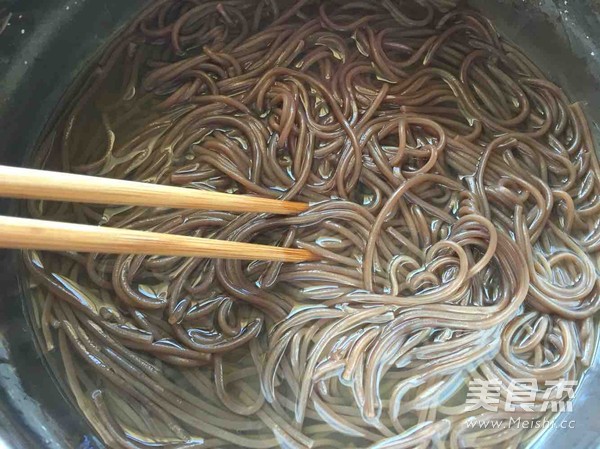 凉拌厥根粉的做法