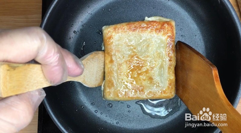 芝士火腿午餐肉鸡蛋手抓饼的步骤