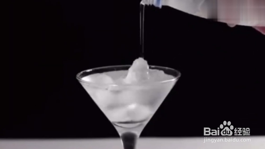 如何让一瓶矿泉水瞬间结冰？