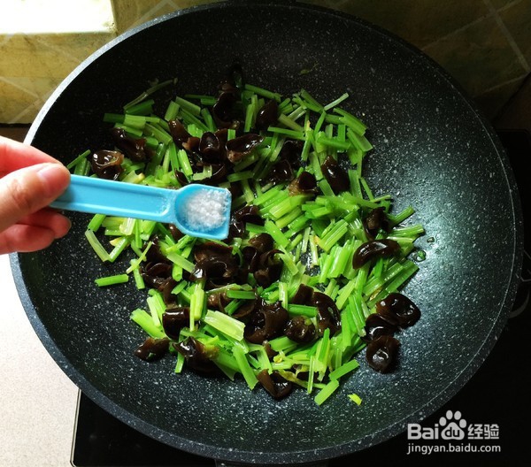 芹菜黑木耳炒鸡蛋做法