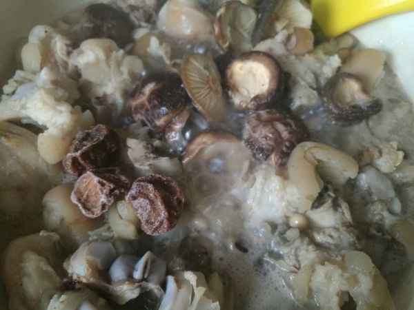 话梅花生炆猪蹄