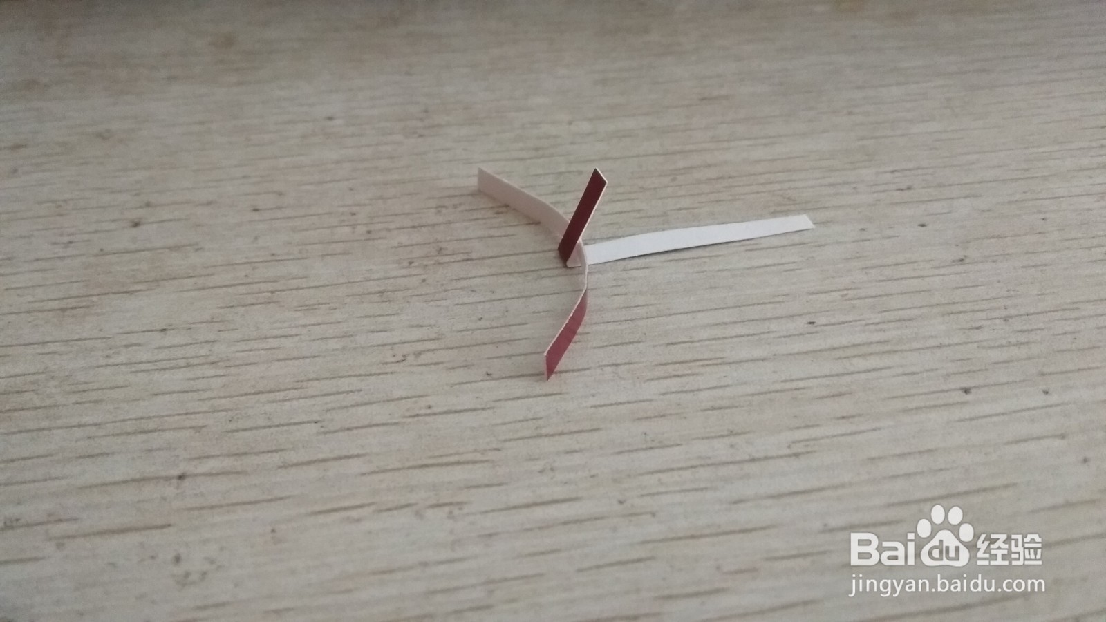如何用两个长方形硬卡纸做两面放中性笔的支架