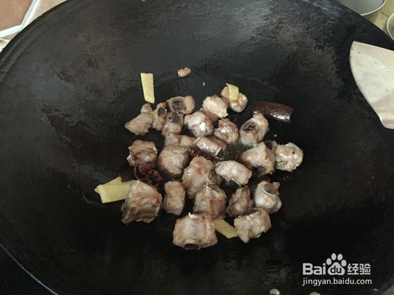 土豆红烧排骨的做法