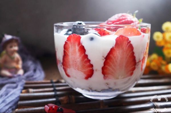 谷物酸奶早餐杯