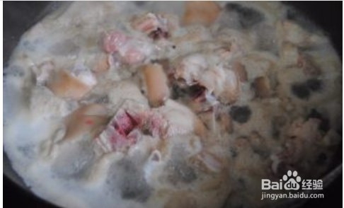 制作莲藕猪蹄汤