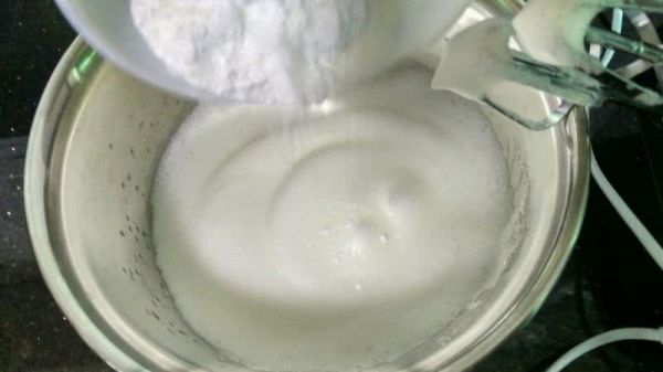 杨梅果酱夹心蛋糕卷