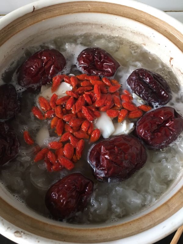 银耳莲子红枣枸杞汤