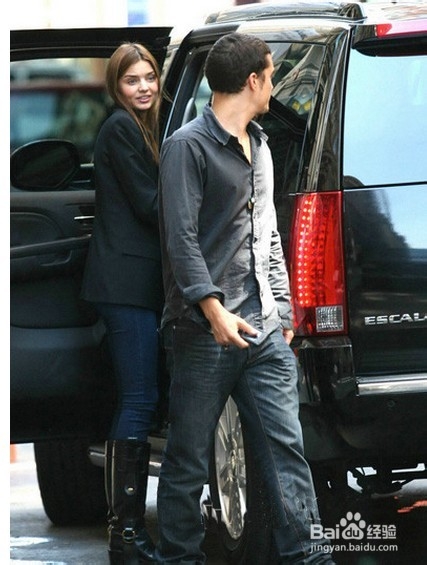 想穿牛仔裤上街该如何搭配呢?