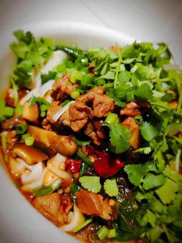 香菇肉丁凉拌面