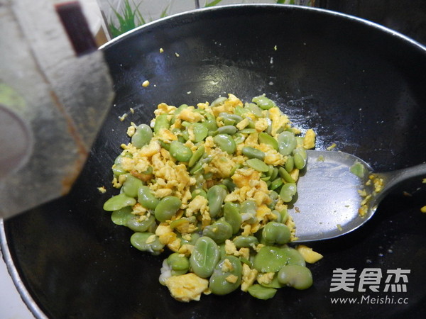 蚕豆炒鸡蛋的做法